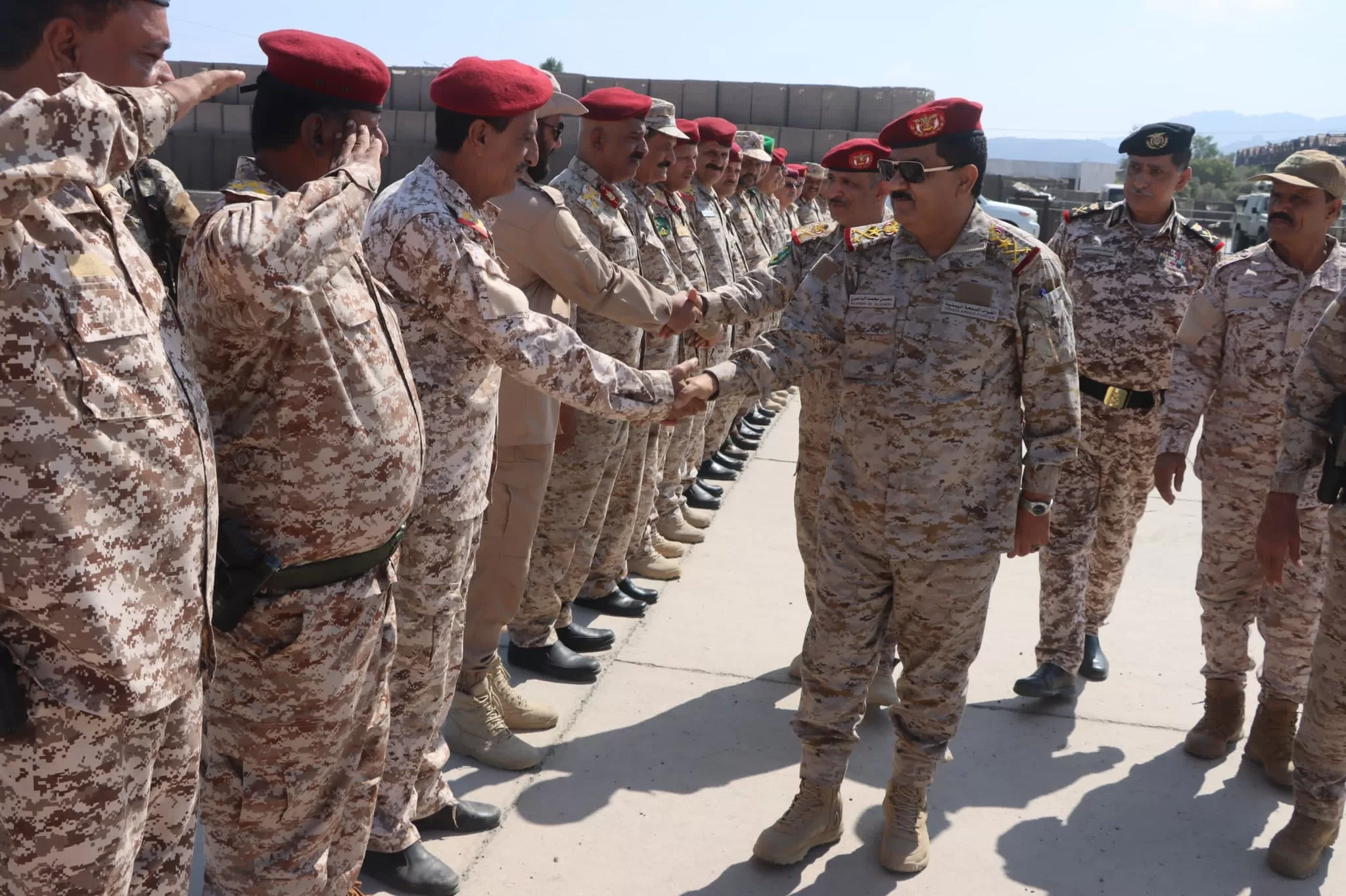 عودة وزير الدفاع اليمني إلى عدن بالتزامن مع اعلان صنعاء عن حوار يرسم خارطة طريق للبلاد