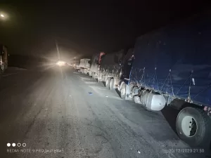 استغلال وعنصرية في خط المخا: شاحنات تعز تتعرض للجباية القسرية بـ100 ألف ريال يمني بينما يتم تمرير أبناء صنعاء والضالع (فيديو)