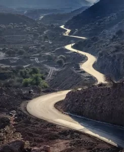 مثير للدهشة: طريق غامض يقود إلى باب المندب في اليمن بمنعطفات خطيرة وبلا ارشادات!