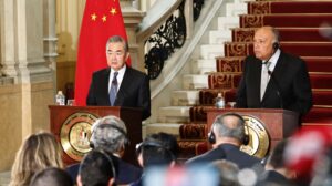 من مصر وزير خارجية الصين يؤكد رفض استخدام القوة ضد اليمن