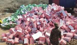 الهيئة اليمنية للمواصفات تتلف 26884 كرتون مواد غذائية تركيه بسبب العفن