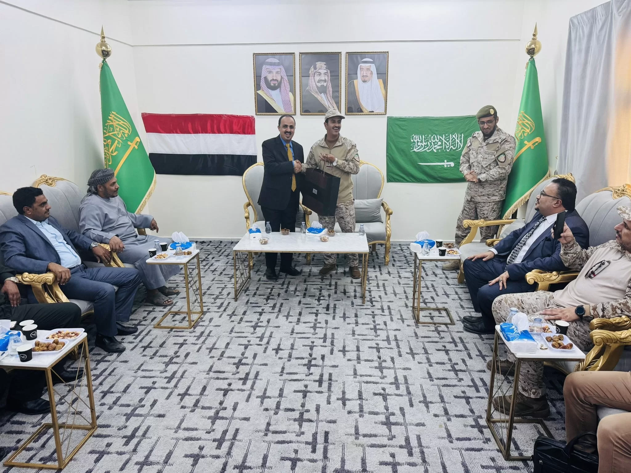 زيارة مسؤولين يمنيين لمحافظة سقطرى الواقعة في قلب المحيط والسعودية تؤكد بالدعم!