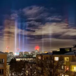 سر أعمدة الضوء الغامضة: ظاهرة تنتشر في سماء العالم في موجة البرد القاسية!