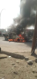 استهداف سيارة هايلكس بعبوة ناسفة في جولة السفينة امام مطعم الخليج في عدن