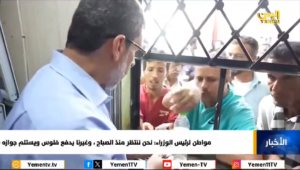 مواطن يمني يحرج رئيس الوزراء الجديد بن مبارك بعملية فساد مباشرة حدثت جواره (فيديو)