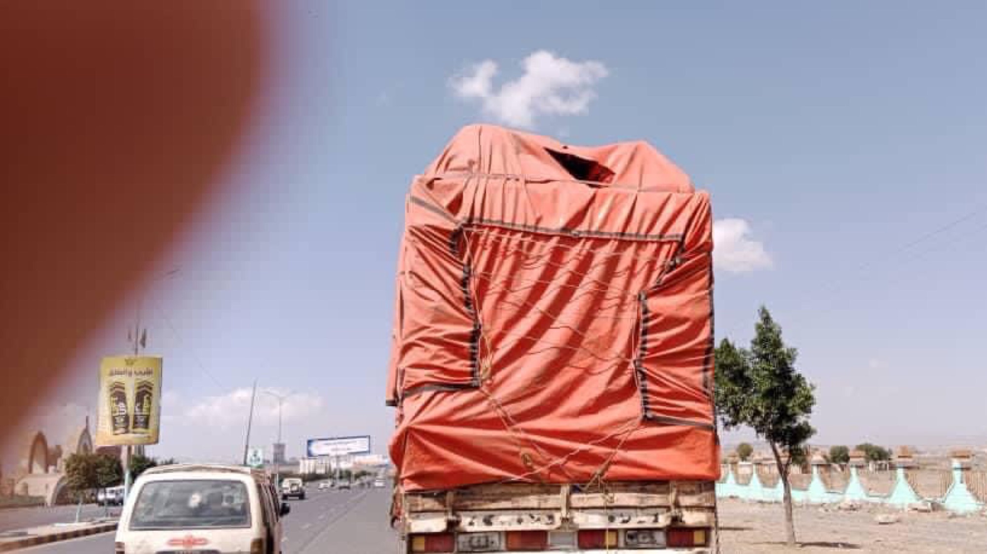 مابين رداع والسوادية، لصوص على متن درجات نارية يتسلقون خلف الشاحنات