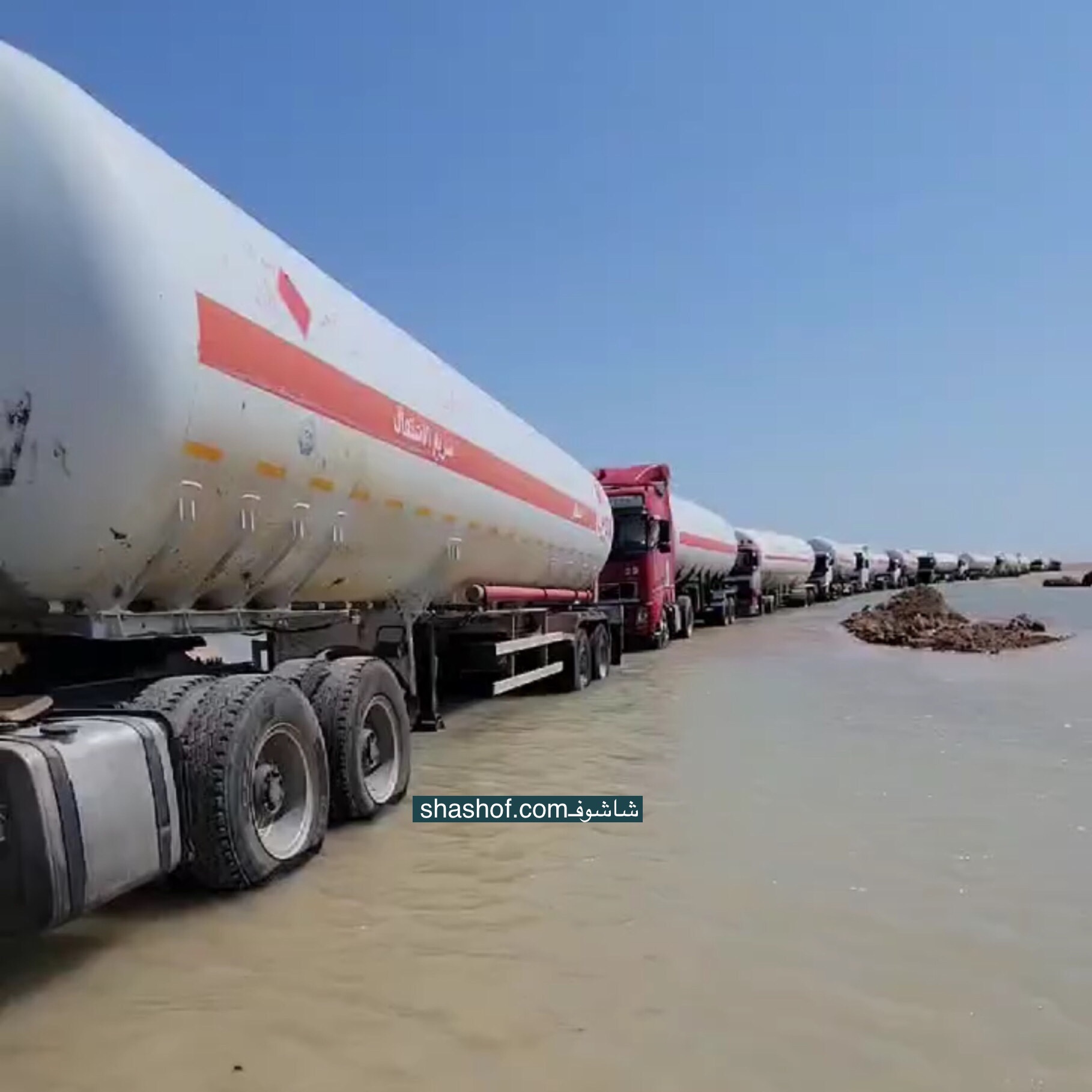 مشاهد حصرية: فيديو يكشف تحميل الغاز بموانئ الصليف في اليمن ويثير الجدل حول ظروف السائقين والتأخيرات