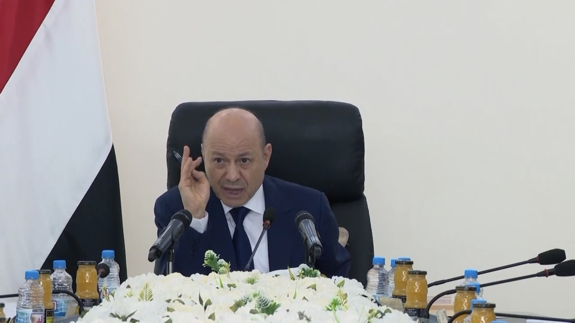 الرئيس العليمي يطالب المنظمات الدولية والإقليمية بنقل مقراتها من صنعاء الى عدن!