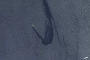 تسرب النفط من سفينة روبيمار بعد قصفها في جنوب البحر الأحمر: صورة بالأقمار الاصطناعية تكشف الحقيقة