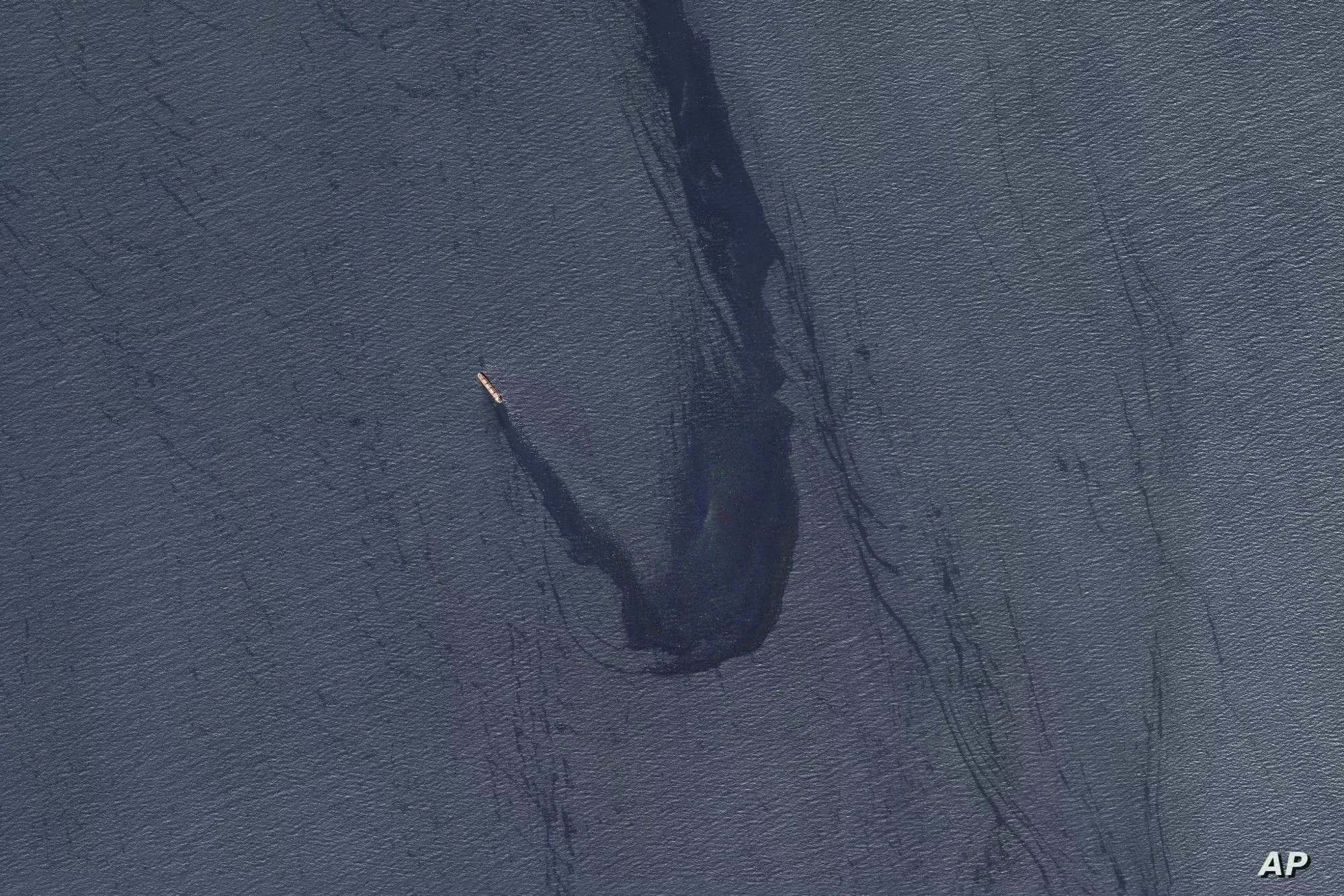 تسرب النفط من سفينة روبيمار بعد قصفها في جنوب البحر الأحمر: صورة بالأقمار الاصطناعية تكشف الحقيقة