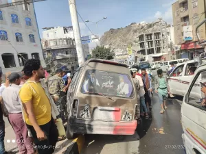 حادث اصطدام في وادي القاضي بتعز: إصابة امرأتين بعد ارتطام الباص بالرصيف، نصيحة للسائقين