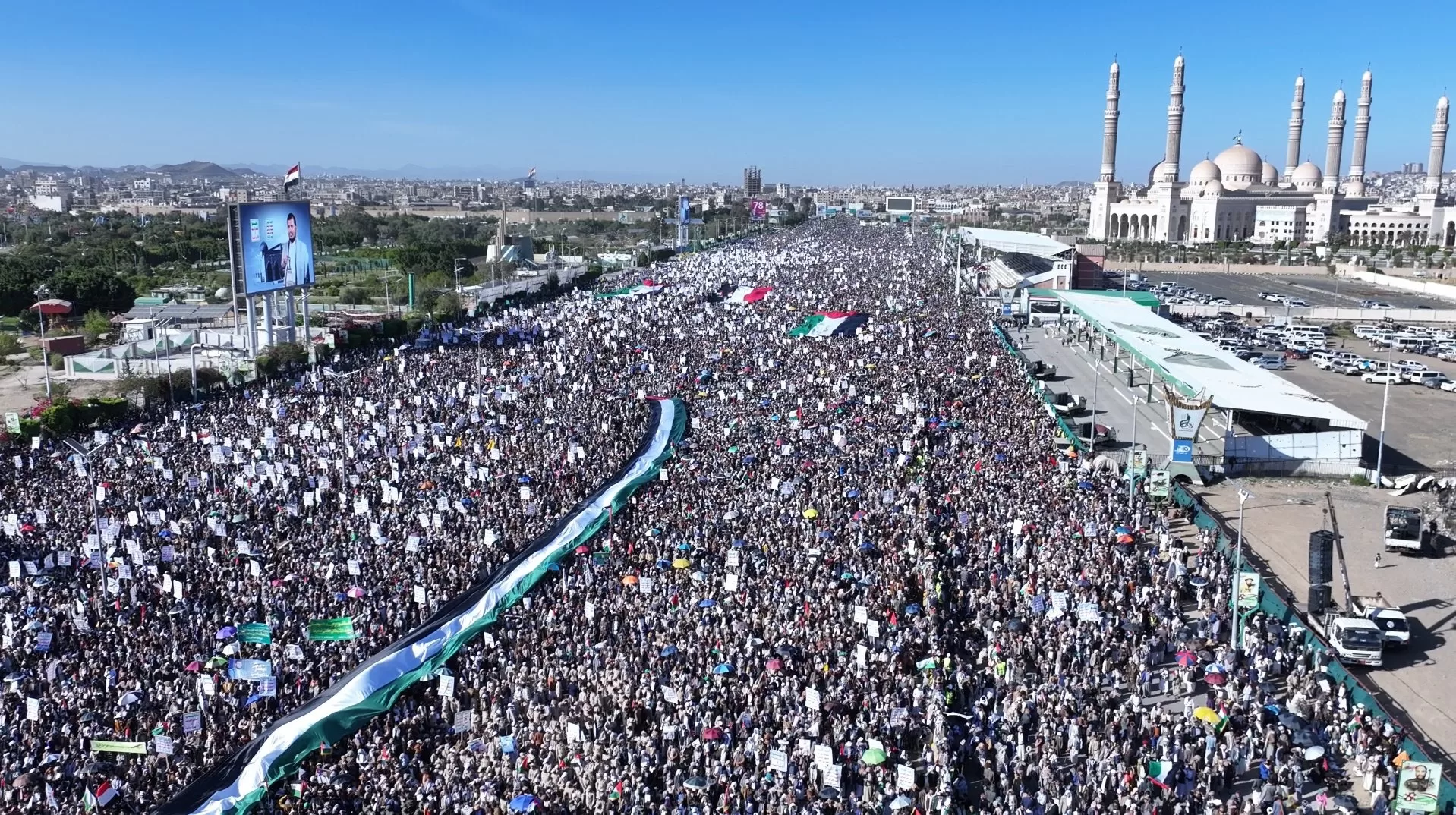 الاحتجاجات المليونية في اليمن ضد الأحداث في غزة: صوت الشعب اليمني للسلام والإنسانية