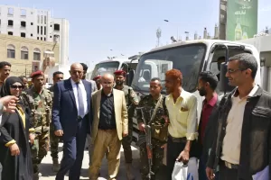 أخبار اليمن: محافظ تعز يدشن دخول عدد من معدات النظافة الى الخدمة