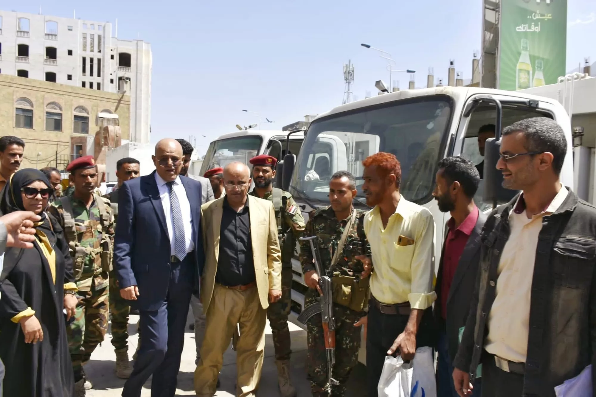 أخبار اليمن: محافظ تعز يدشن دخول عدد من معدات النظافة الى الخدمة