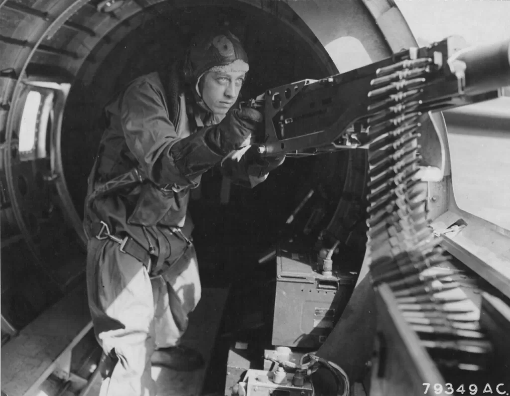 الرقيب. كان ماينارد سميث مدفعيًا على برج كروي في سرب القنابل 423، مجموعة القنابل 306، القوة الجوية الثامنة.