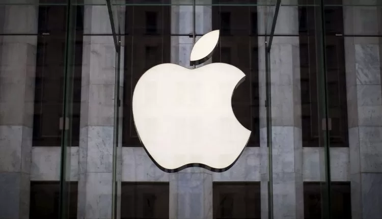 "Apple تستعد لإضافة الذكاء الاصطناعي إلى هواتفها: استحواذ على شركة رائدة في المجال"