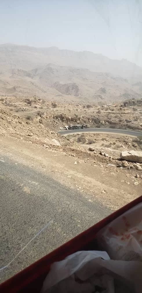 سائق باكستاني يتعرض لحادث​ مؤسف في نقيل فرضة نهم قرب صنعاء ويظل حبيس شاحنته!