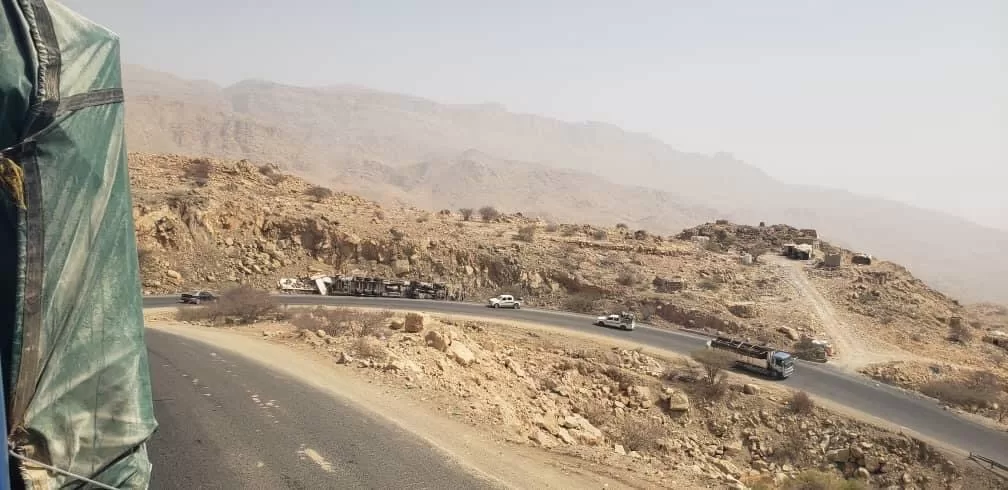 سائق باكستاني يتعرض لحادث​ مؤسف في نقيل فرضة نهم قرب صنعاء ويظل حبيس شاحنته!