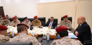 رئيس مجلس القيادة يجتمع بقيادة وزارة الدفاع ورئاسة هيئة الاركان وقادة القوات والمناطق والمحاور العسكرية