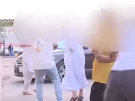 مشهد غير متوقع في طابور التميس بالرياض: تسبيح يتحول إلى مشاجرة - شاهد الفيديو