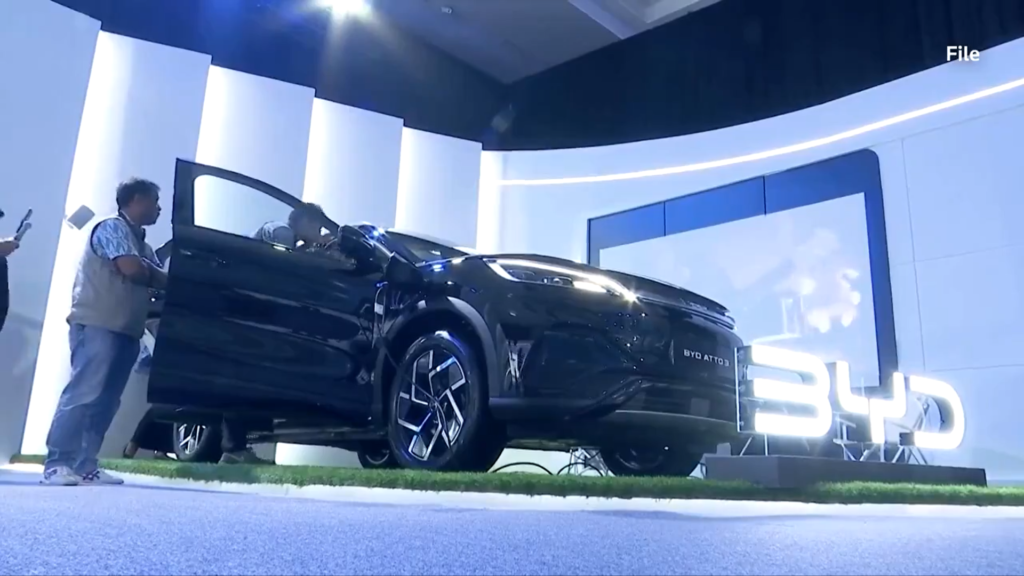 شركة BYD الصينية تخفض سعر طراز EV الجديد من سيارات الدفع الرباعي بنسبة 11.8% عن الطراز السابق وتشتعل حروب الأسعار في سوق السيارات الكهربائية مع تراجع الطلب.
