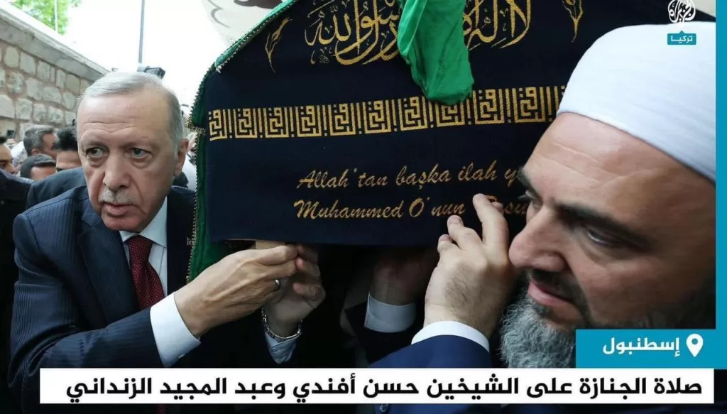 الرئيس اردوغان يشارك في حمل جنازة الشيخ عبدالمجيد الزنداني بعد الصلاة علية في مسجد السلطان محمد الفاتح