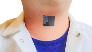 ثورة في علاج شلل الحبال الصوتية: لاصقة ذكية تُمكن المرضى من التحدث مرة أخرى!