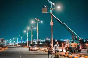 أخبار اليمن اليوم – مكتب الأشغال العامة يواصل أعمال صيانة الإنارة لشوارع مدينة عتق