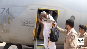 أخبار اليمن اليوم: القوات الجوية السعودية تنقل 58 معتمرا يمنياً من جدة إلى جزيرة سقطرى اليمنية