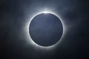 أخبار وتقارير – تأثير الكسوف في رؤية هلال العيد وتحديات المراقبة في المنطقة العربية