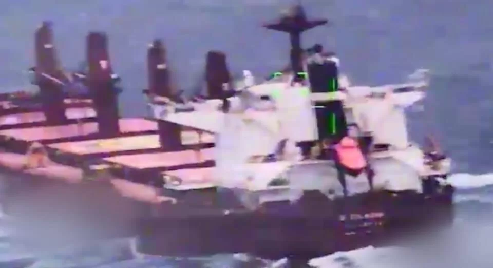 طائرة مسيرة يمنية انتحارية تستهدف سفينة متجهة الى اسرائيل