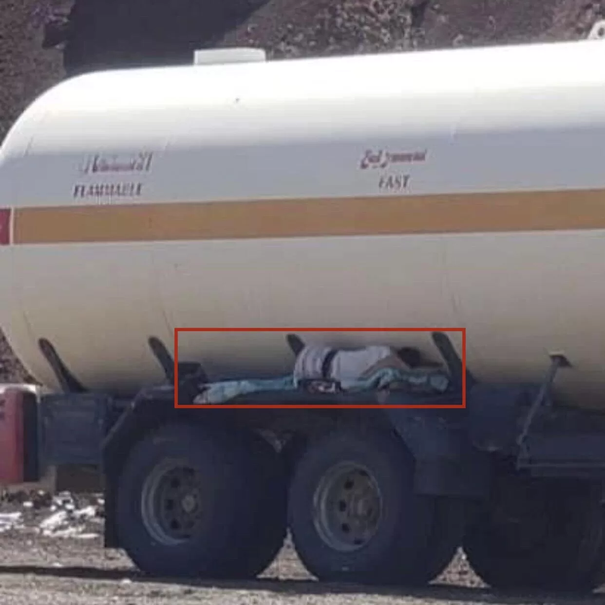 فرسان الطريق : سائق شاحنة يمني يروي المعاناة القاتلة للسائقين في ظل استمرار قطع الطرقات الرئيسية!