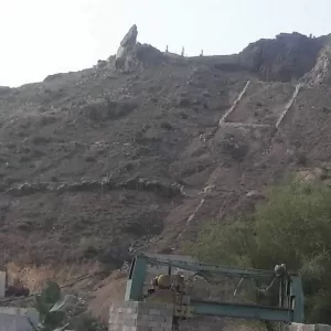 خبير يمني يحذر: الأرض المنحدرة في الصورة غير صالحة للتقسيم والبيع وفقًا للمعايير القانونية والبيئية