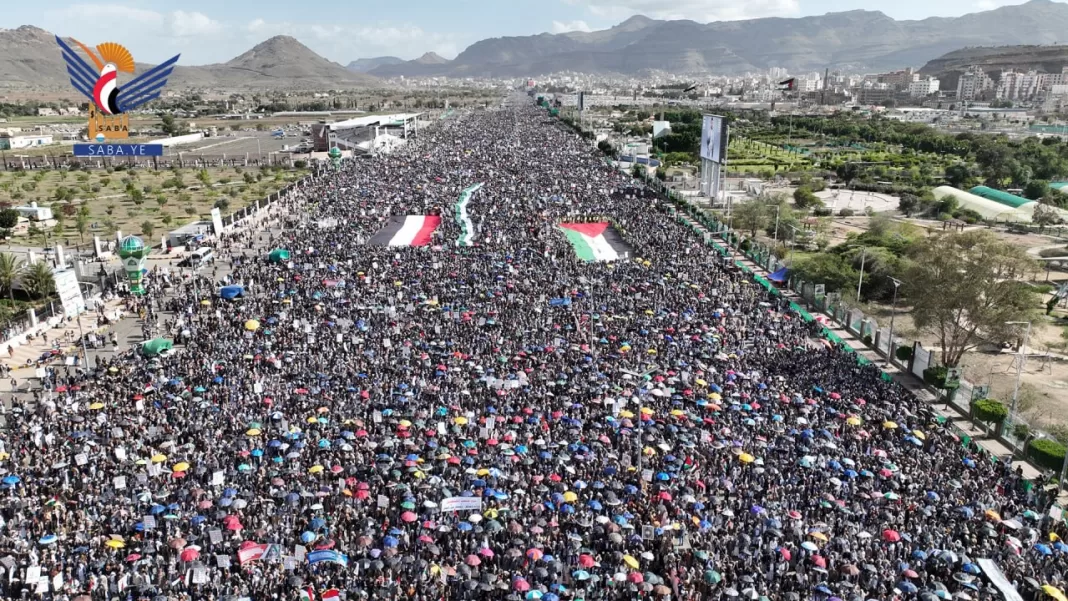 تدشيناً للمرحلة الرابعة من التصعيد وفي الأسبوع الـ 30 من العدوان على غزة طوفان حاشد في ميدان السبعين بالعاصمة صنعاء‬⁩ في مسيرة 