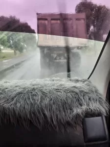 نسافات الشاحنات في اليمن: تحذير خطير لموسم الأمطار الان