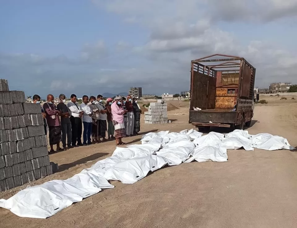 النيابة العامة في لحج تشارك مع الصليب الأحمر الدولي في دفن 17 جثة مجهولة الهوية وتنهي مأساة الثلاجة المتكدسة