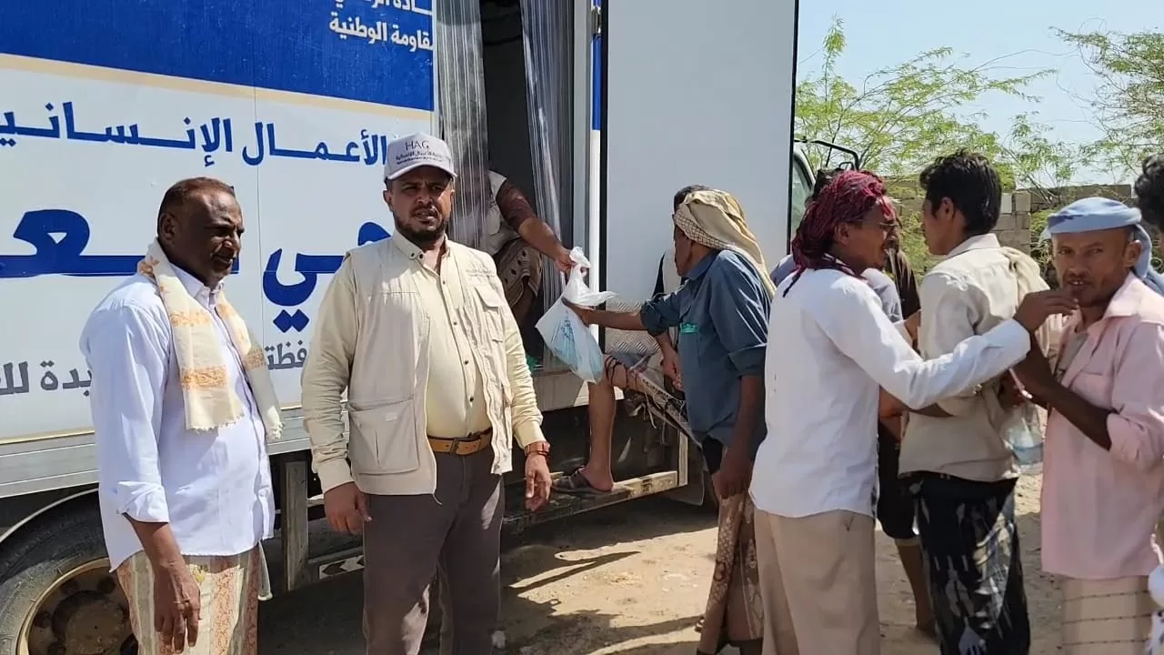 طارق محمد عبد الله صالح يوجه بتوزيع أضاحي العيد على 2600 من الأسر المحتاجة بمناطق سيطرته في الحديدة