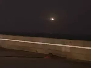 عاجل: طائرة تابعة للخطوط الجوية اليمنية تهبط بسلام في مطار عدن بعد اشتعال النيران في أحد محركاتها