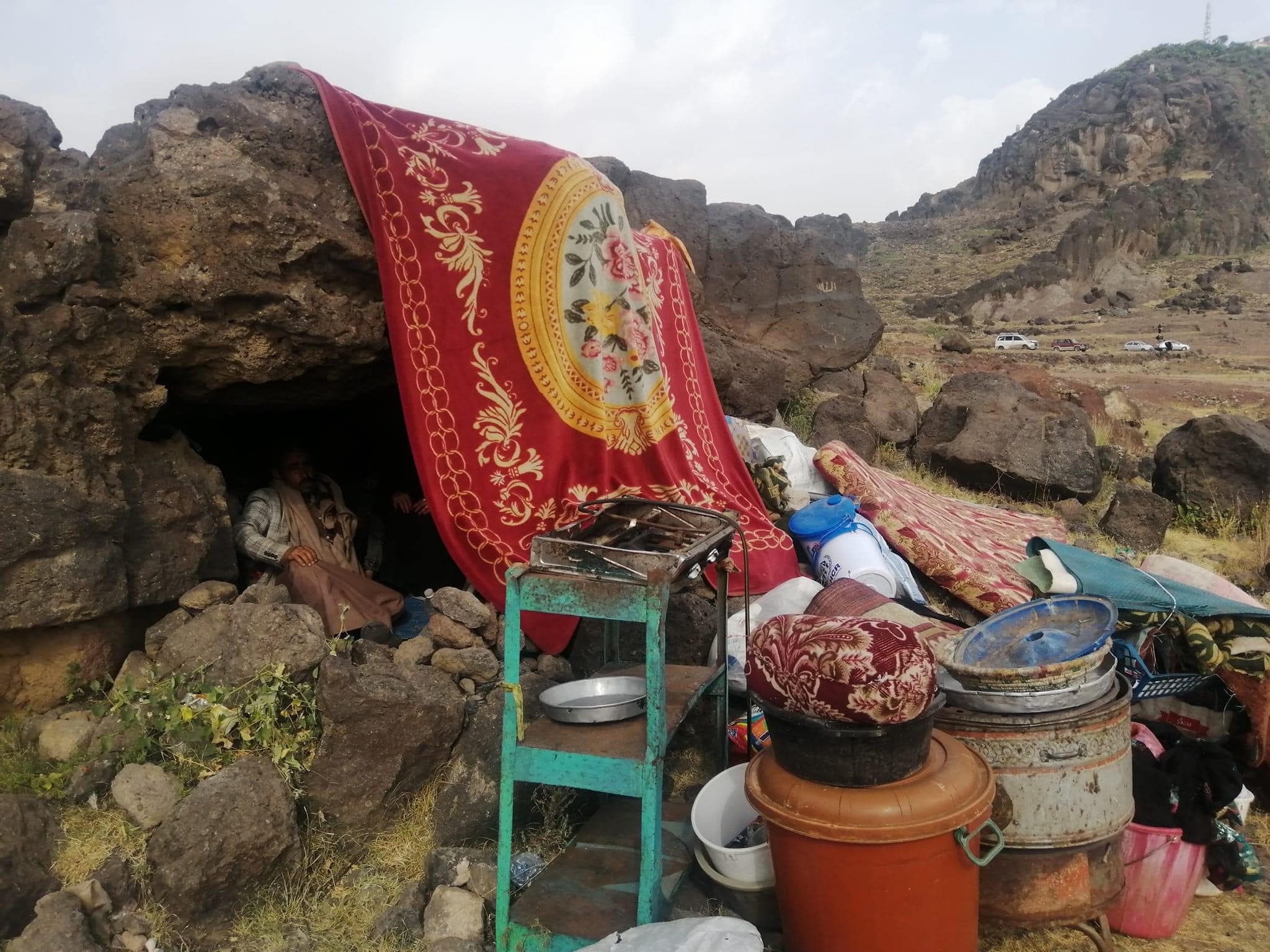 اخبار اليمن اليوم : أسرة معوزة تُحتمي بكهف حديقة هران بعد طردها من منزلها