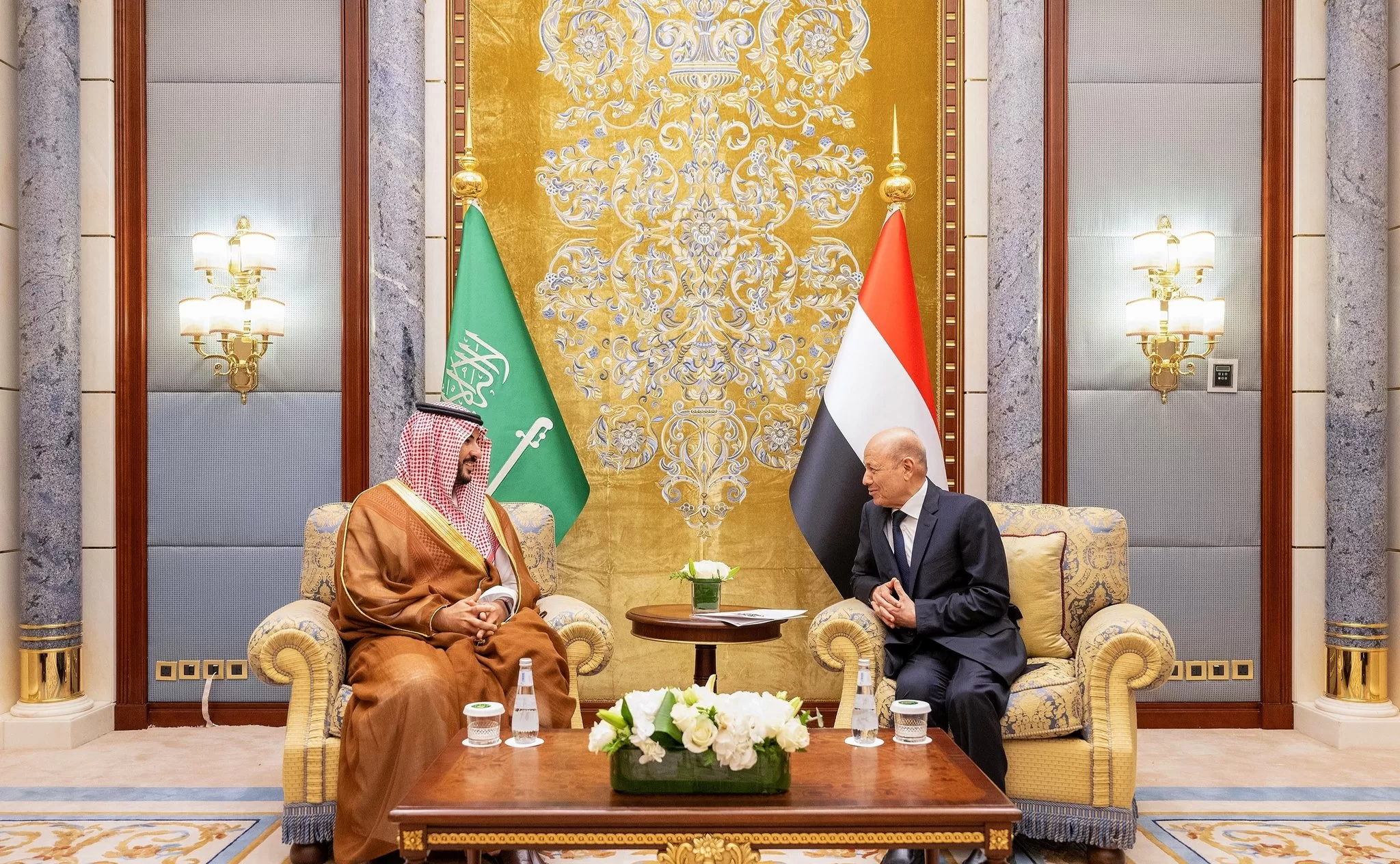 مفاوضات صنعاء وعدن: سفير مجلس التعاون الخليجي يتحرك لتعزيز الحل السياسي في اليمن