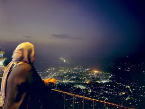 من قمة جبل صبر في تعز: امرأة يمنية تعلن نيتها الترشح لرئاسة اليمن