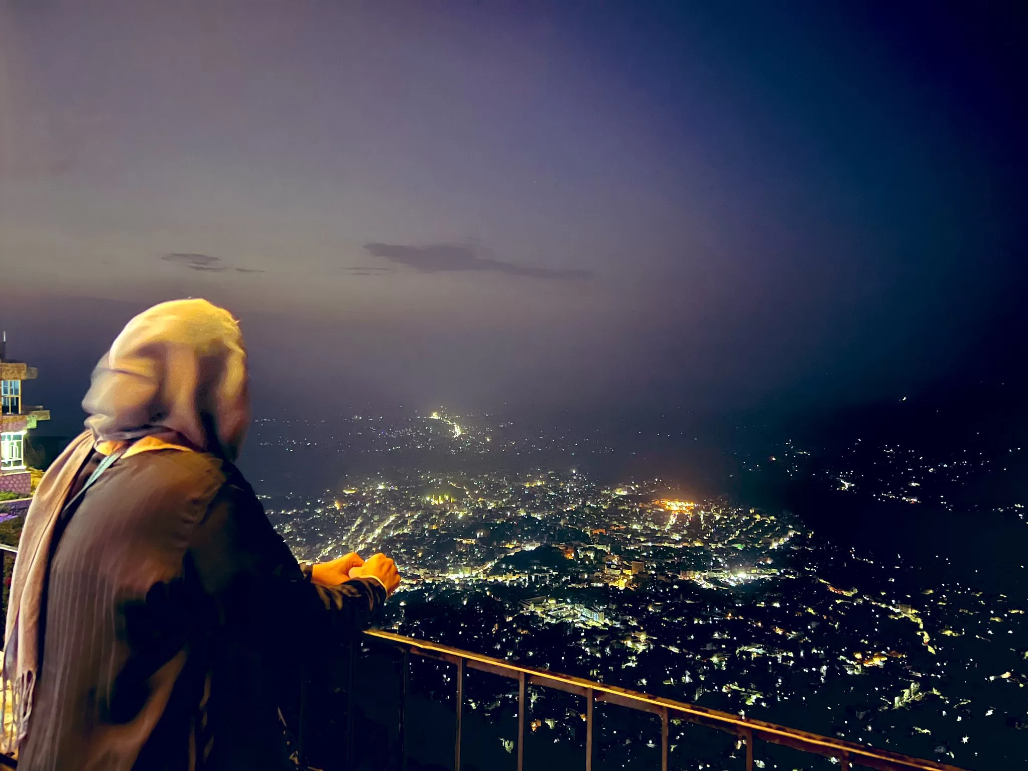 من قمة جبل صبر في تعز: امرأة يمنية تعلن نيتها الترشح لرئاسة اليمن