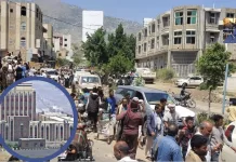 محافظ تعز المعين من صنعاء يعلن رفع الحصار عن طريقين رئيسيين إلى المدينة المحاصرة، في خطوة مفاجئة تهدف إلى تخفيف معاناة المواطنين وتحدي الحصار المفروض عليها.