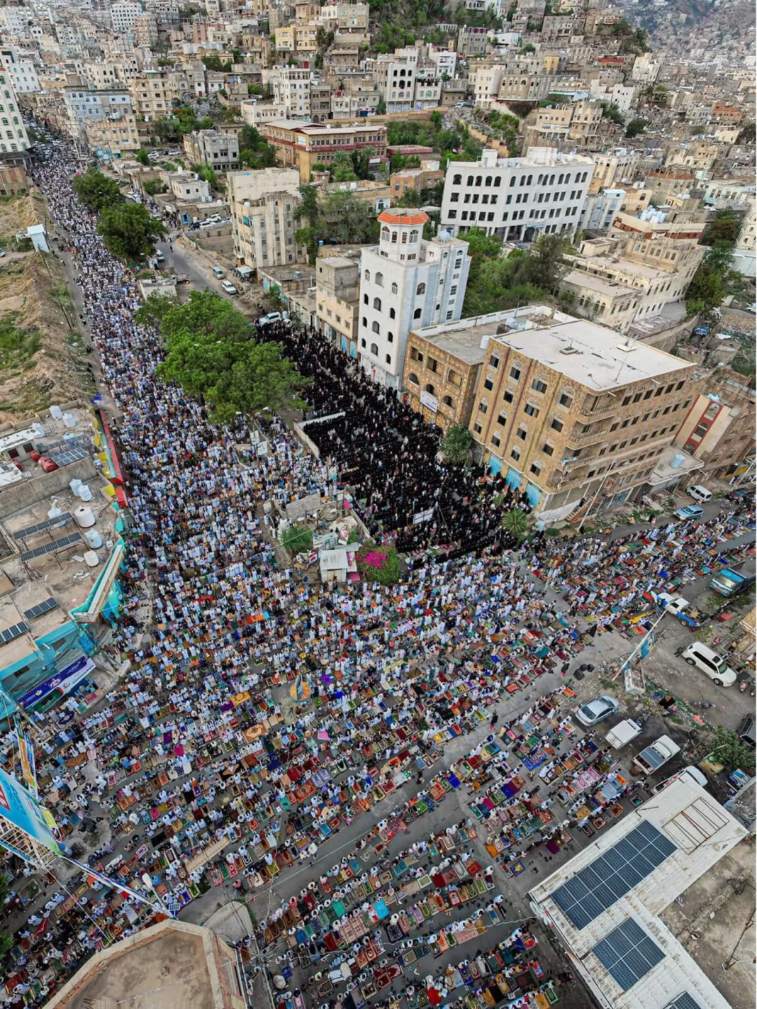 صورة جوية لصلاة العيد من ساحة الحرية مدينة تعز اليمنية - تصوير الاخ محمد القرشي