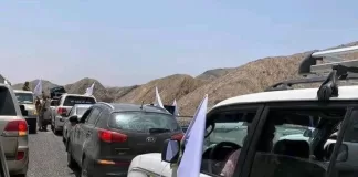 فتح طريق التفافي بين مأرب والبيضاء يثير تساؤلات حول جدواه في ظل ارتفاع تكاليف النقل واستمرار إغلاق الطرق الرئيسية. يطالب اليمنيون بفتح جميع الطرق لتخفيف معاناتهم وتحسين الوضع الاقتصادي.