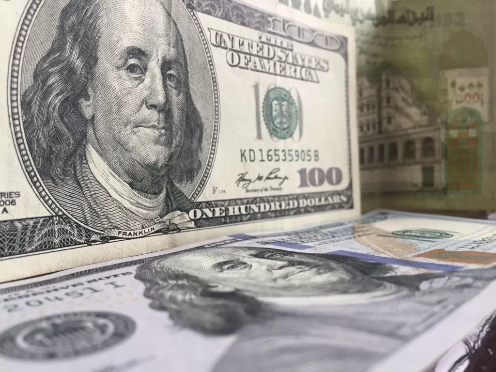 شهد الريال اليمني استقرارًا نسبيًا في صنعاء مقابل الدولار والريال السعودي في 20 يونيو 2024، بينما تراجع بشكل طفيف في عدن، مما يعكس استمرار التباين في أسعار الصرف بين المنطقتين.