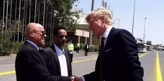 صورة هانس جروندبرغ وهو يصافح مسؤولًا حوثيًا في مطار صنعاء