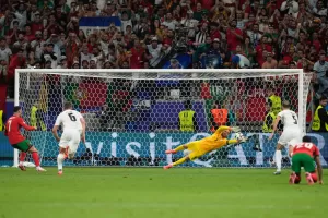 انهيار رونالدو بالبكاء بعد إهدار ركلة جزاء حاسمة في يورو قبل قليل (فيديو)