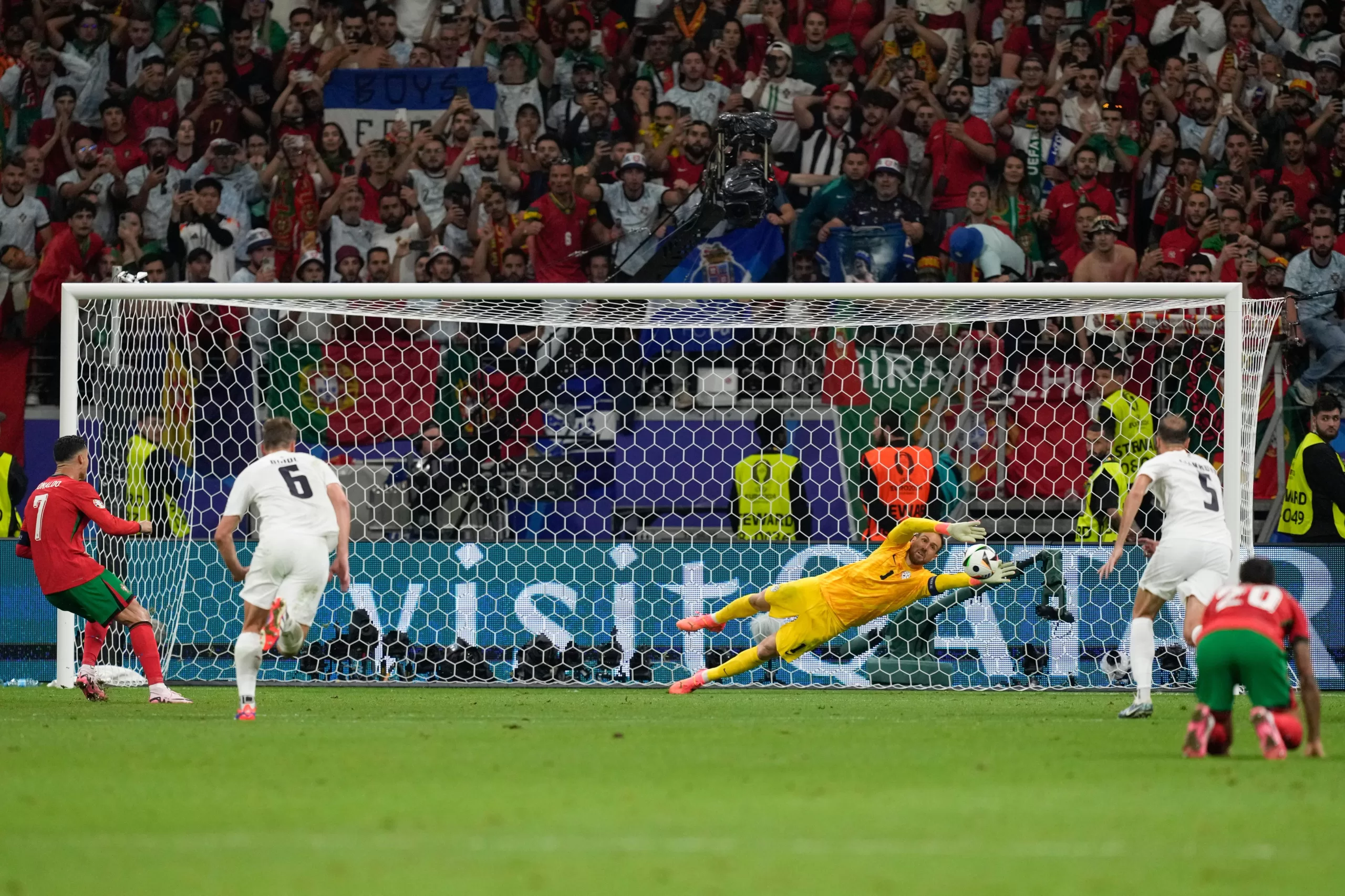 انهيار رونالدو بالبكاء بعد إهدار ركلة جزاء حاسمة في يورو قبل قليل (فيديو)