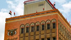 بُشرى تعليق قرار “سويفت”: اليمنيون يطالبون بتوحيد البنك المركزي اليمني والعملة وإنهاء تسييس الاقتصاد